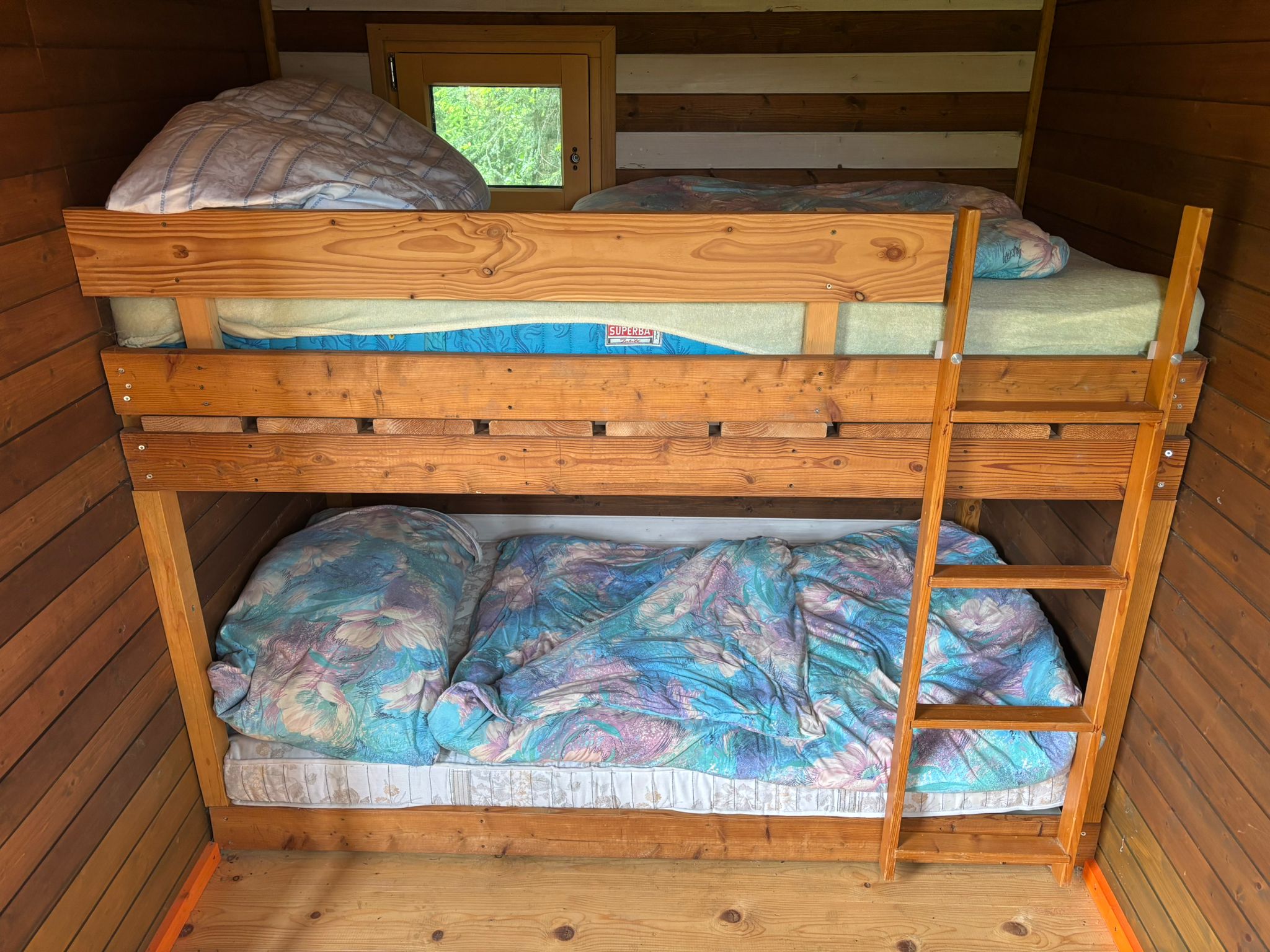 Betten in der Holzhütte